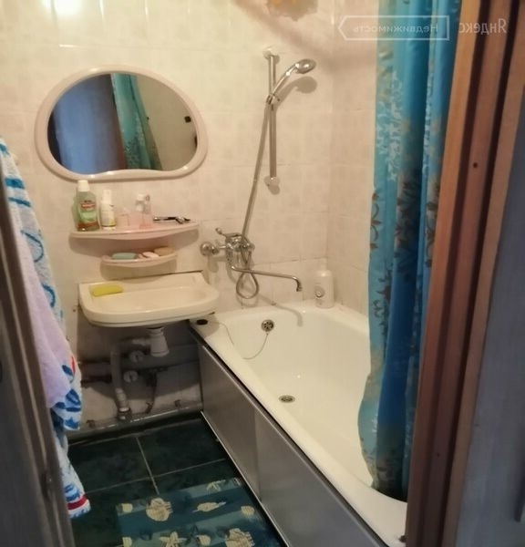 На длительный срок сдается комната в двухкомнатной квартире для одной русской де