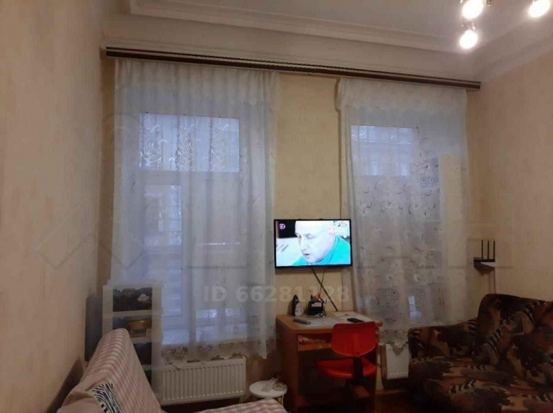 Продатся комната в трехкомнатной коммунальной квартире.