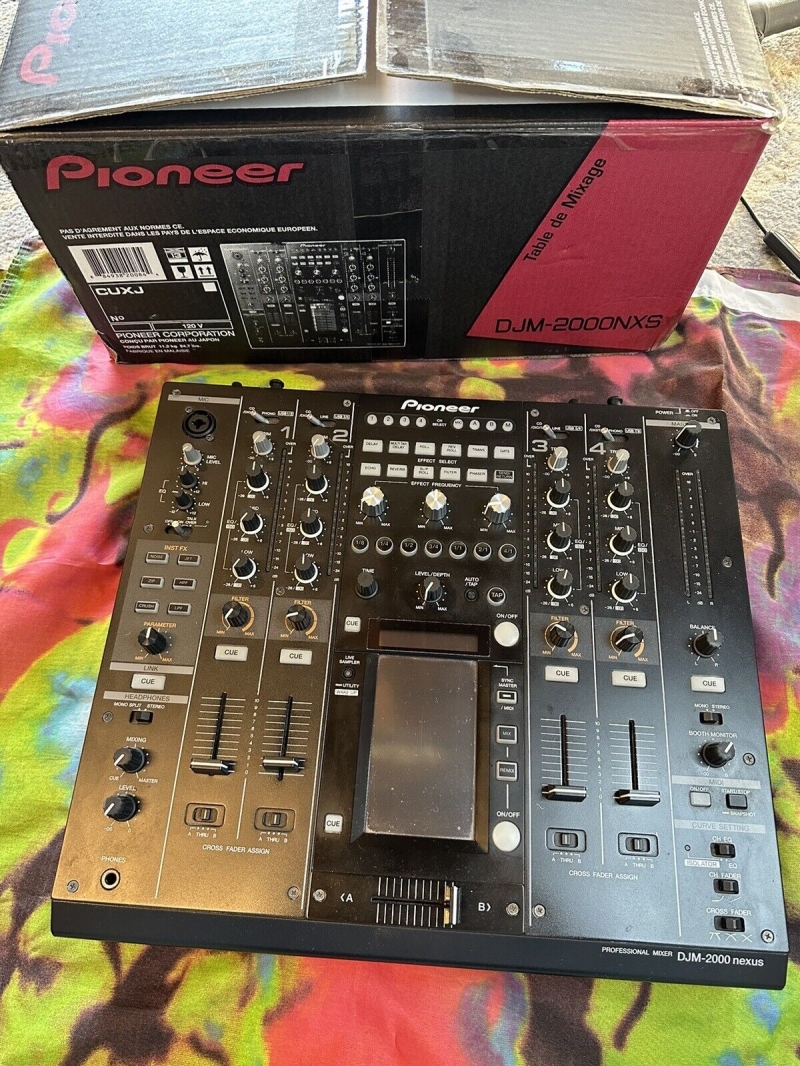 Pioneer DJM-2000NXS Pro DJ-микшер 4-канальный