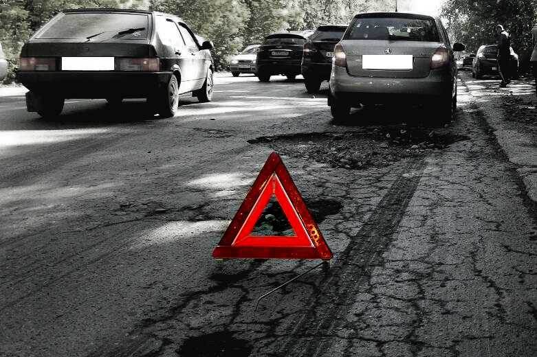 Юрист по ДТП с ямой и люком на дороге. Споры с дорожной службой в Красноярске