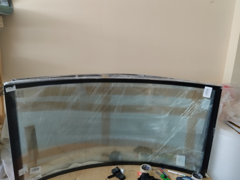 Стекла кабины крановщика.